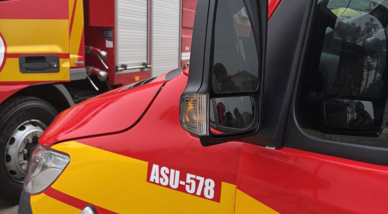 Saída de pista de motocicleta deixa dois jovens feridos no interior