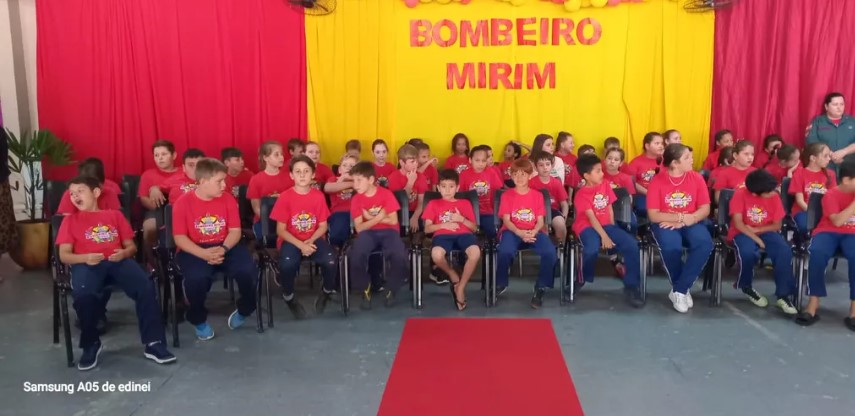 Bombeiro Mirim forma 46 alunos em São Bernardino