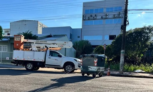 Caminhão derruba fios, motociclista se enrosca e sofre queda