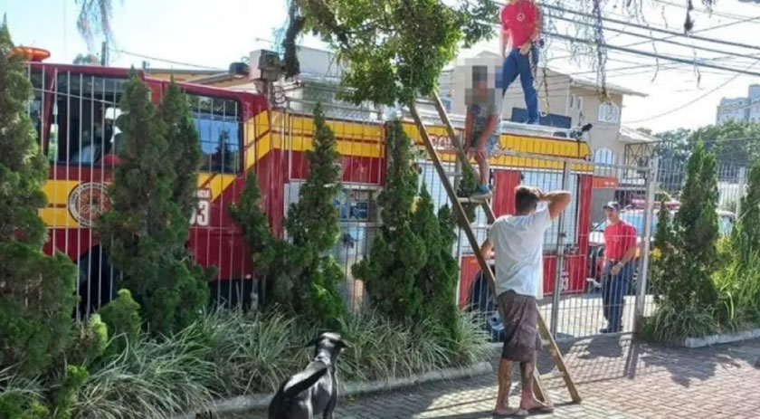 Homem fica "preso" ao tentar pular grade de igreja em SC