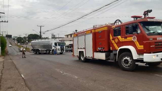 Motociclista fica ferido após se envolver em acidente com caminhão