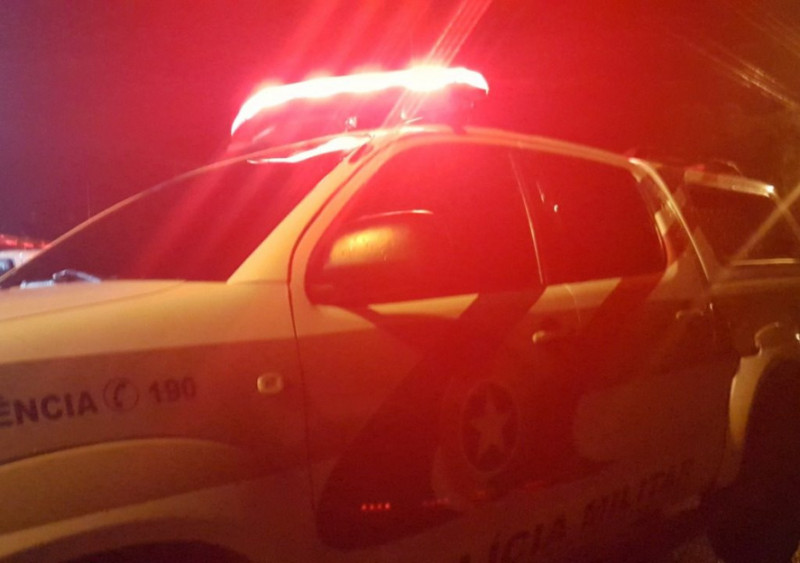Homem é morto a tiros em praça