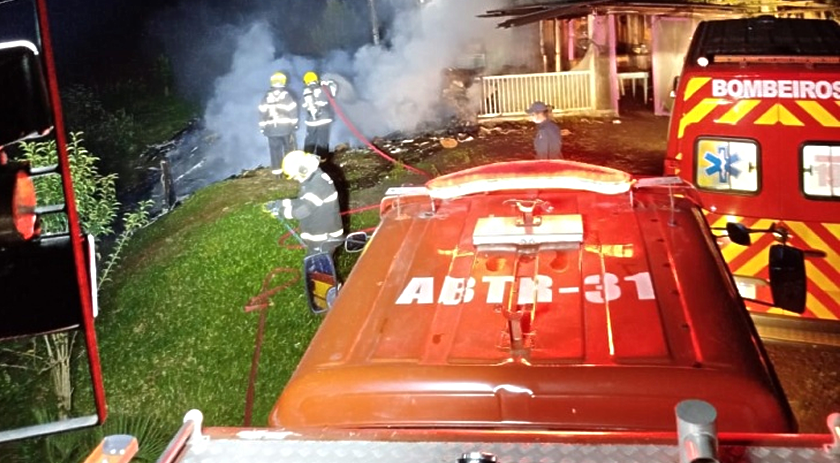 Incêndio destrói parcialmente residência no interior