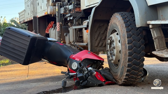 “Nasceu de novo”: moto para debaixo de caminhão e motociclista escapa sem ferimentos graves