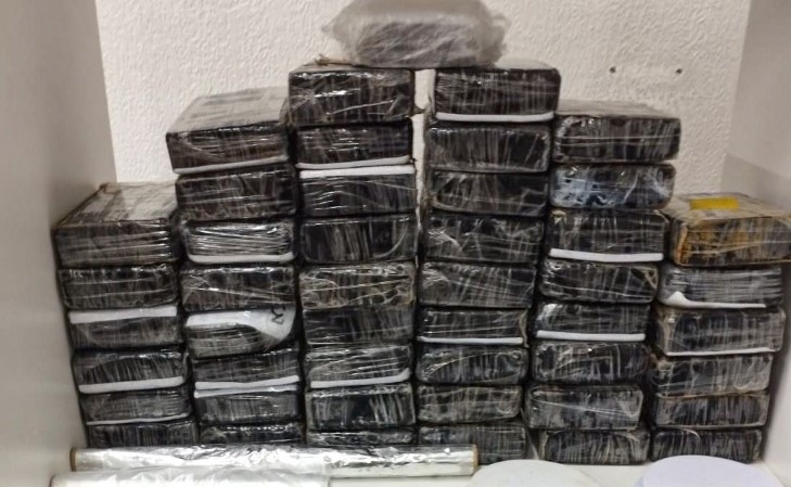 Jovem é flagrado com quase 50 kg de cocaína em bairro