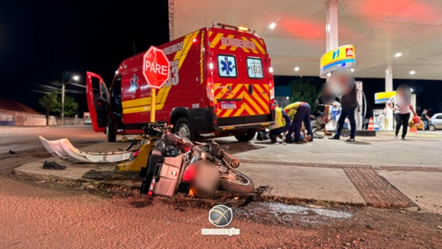 Colisão entre carro e moto deixa motociclista ferido no centro