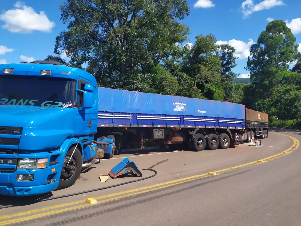 Colisão entre dois caminhões interdita SC-161 em Romelândia