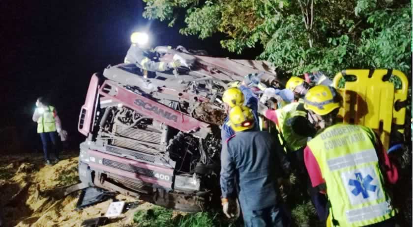 Caminhoneiro paraguaio sai gravemente ferido em acidente no Extremo Oeste