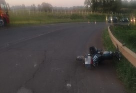 Motociclista fica gravemente ferido após colisão com caminhão na SC-163