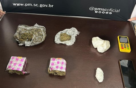 Motorista tenta fugir ao avistar a polícia na BR-282 em Maravilha, mas acaba presa com drogas apreendidas em seu veículo