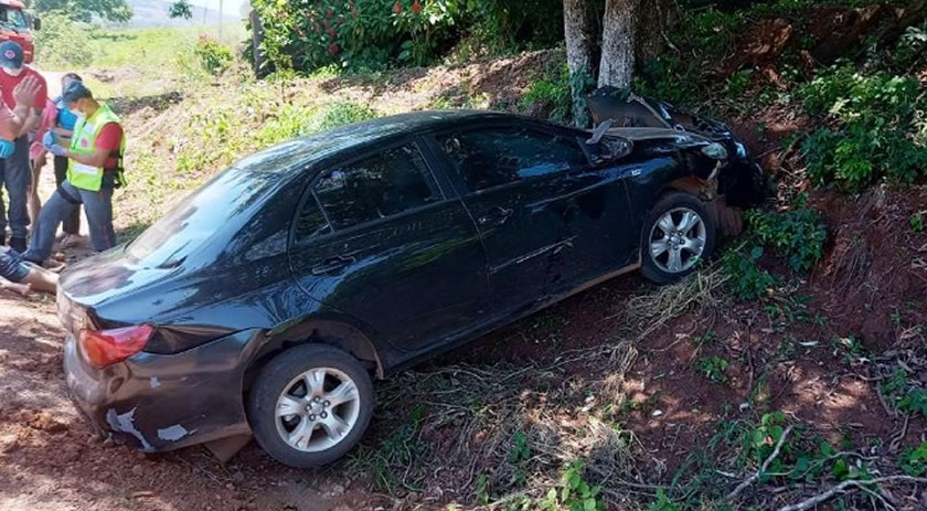 Mulher sofre possível desmaio e desce barranco com veículo no Oeste