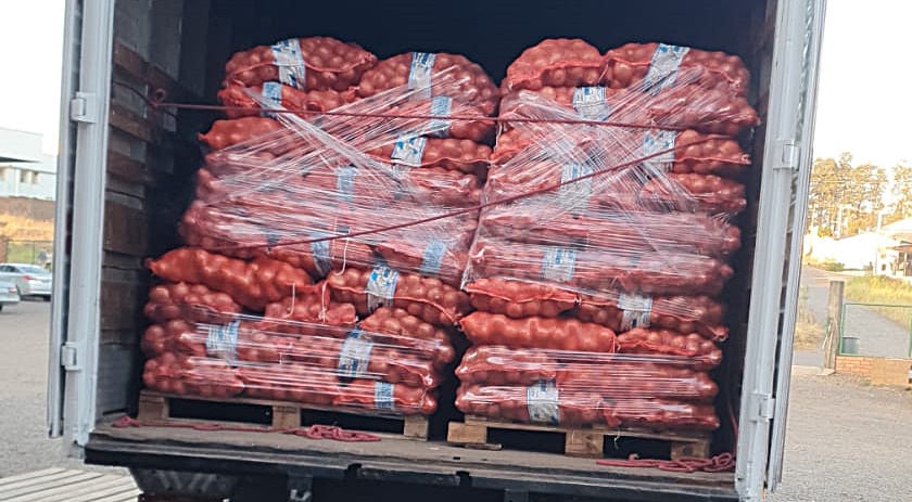 Caminhão e carga de 14 toneladas de cebola apreendidos são liberados após apresentação de documentação pelo proprietário