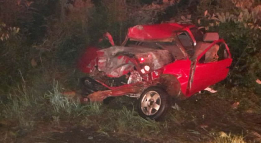 Colisão frontal entre carro e carreta deixa uma pessoa morta na BR-282