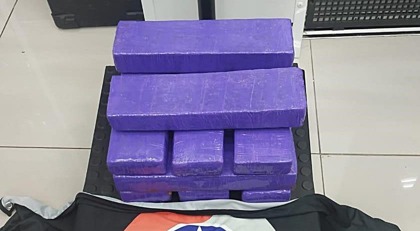  Adolescente é apreendido pela PM com quase dez quilos de maconha