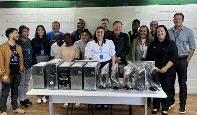 Programa Oportuniza entrega 12 computadores para associações de migrantes