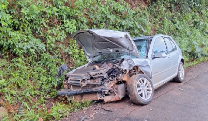 Colisão frontal deixa mulher ferida no interior