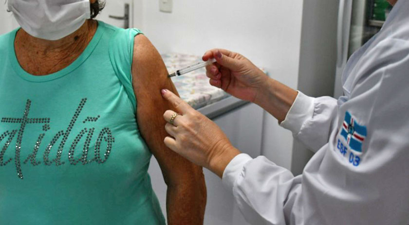 Vacinação contra a Covid-19 será a partir de hoje para pessoas com 59 anos e caminhoneiros