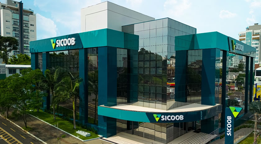 Associada do Sicoob São Miguel ganha Iphone 15 na promoção passa no crédito