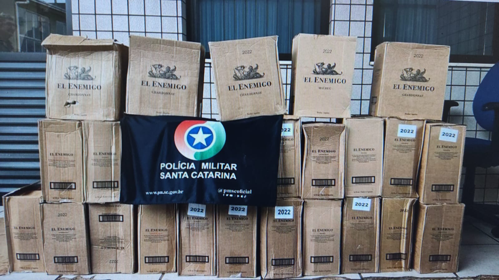 Polícia Militar apreende 156 garrafas de vinho argentino em ocorrência de descaminho