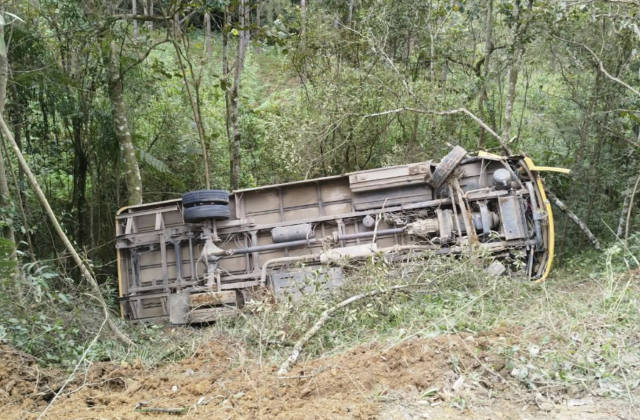 Ônibus escolar com 10 crianças sai da pista e tomba em ribanceira