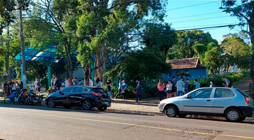Público adolescente gera fila para vacinação contra Covid