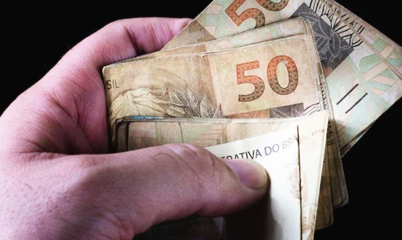 Homem usa cédulas falsas para comprar sandálias em loja no centro