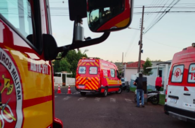 Colisão entre duas motocicletas deixa uma mulher ferida