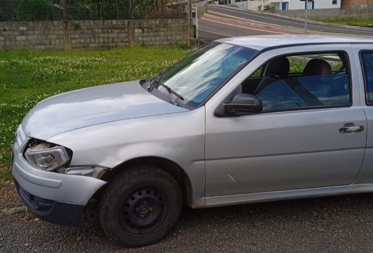 Adolescente fica ferido após ser atropelado por carro