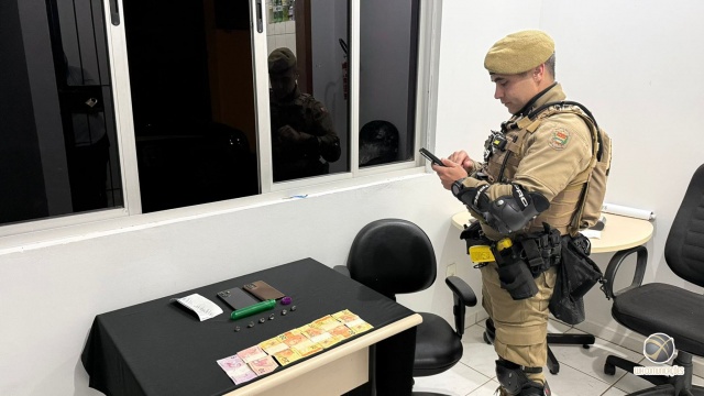 Homem é preso por tráfico de drogas após ser flagrado com 6 petecas de cocaína