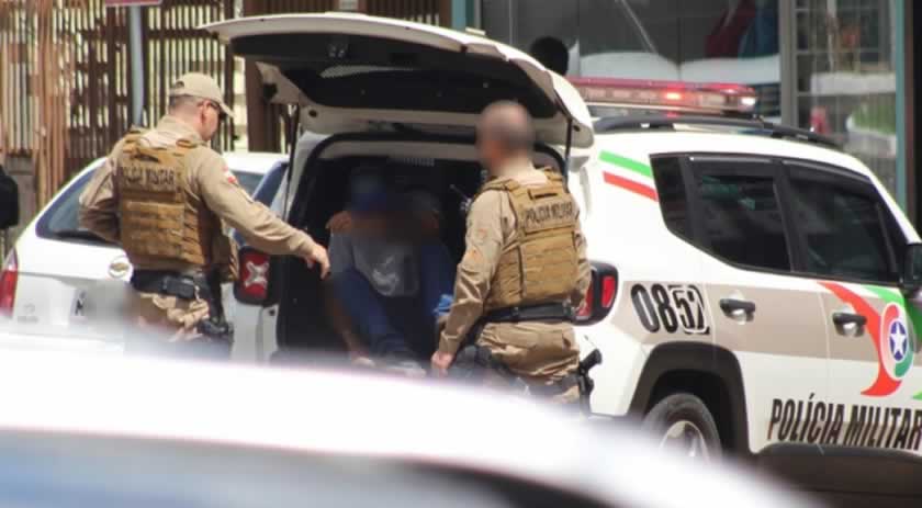 Homem com mandado de prisão ativo é encontrado e preso pela PM no centro