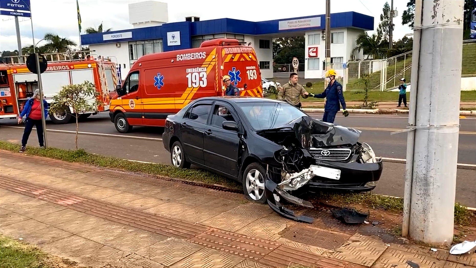 Condutor foge após colidir automóvel em poste