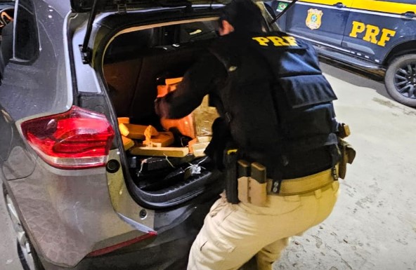 Adolescente é apreendido com 300 kg de maconha e carro furtado após perseguição