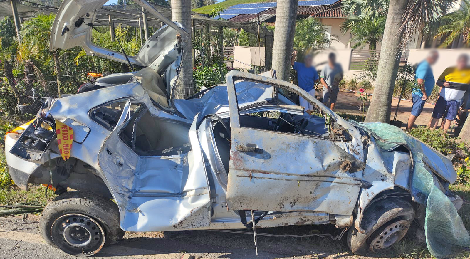 Três jovens morrem após carro sair da pista e atingir poste em SC