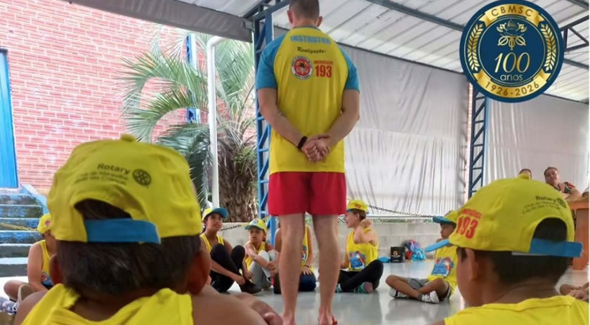 Crianças participam de atividades voltadas à prevenção de acidentes aquáticos