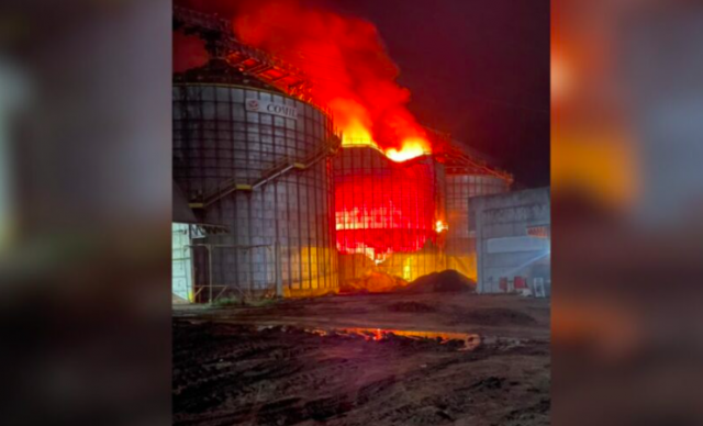 Incêndio de grandes proporções atinge silo de grãos no RS
