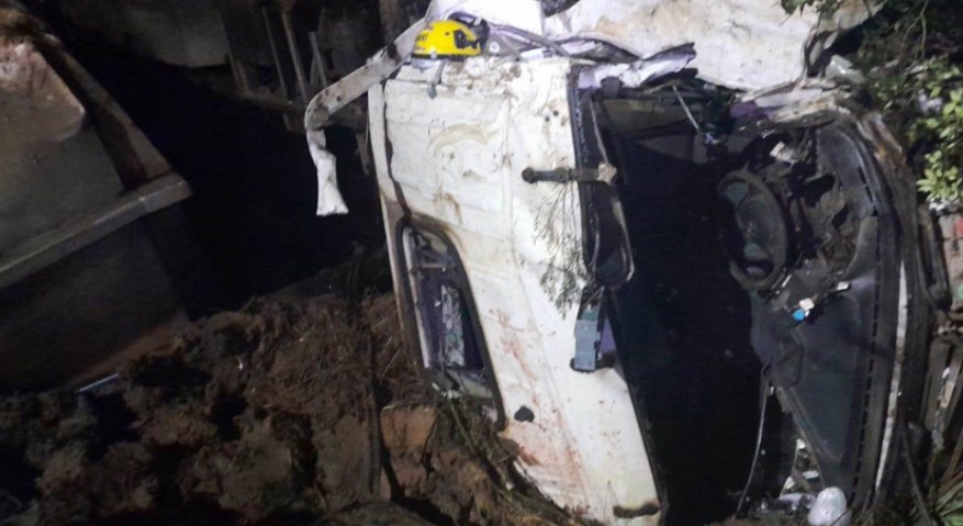 Motorista fica preso nas ferragens após caminhão sair da pista e cair em barranco