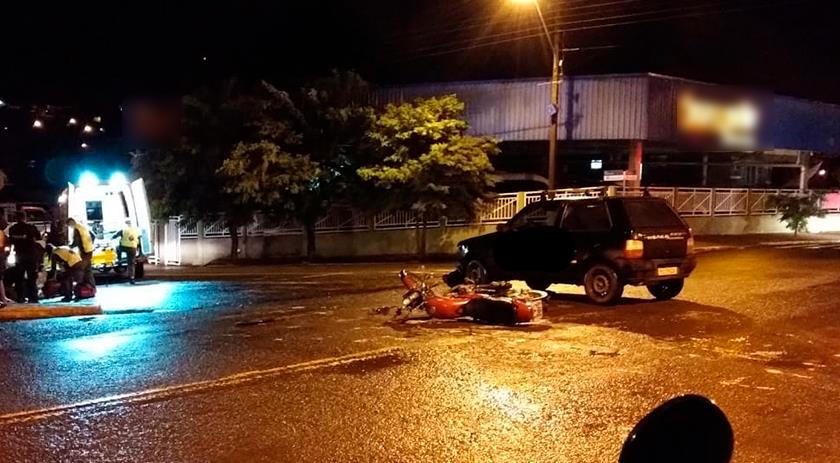 Jovem fica ferido em colisão entre moto e carro no centro