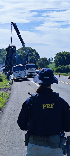Dodge Ram capota na BR-282 e PRF não encontra condutor na cena