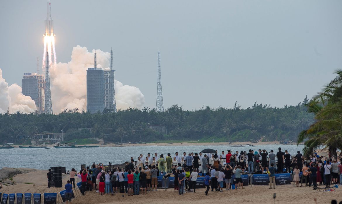 Wang Yaping é primeira astronauta chinesa a fazer caminhada espacial