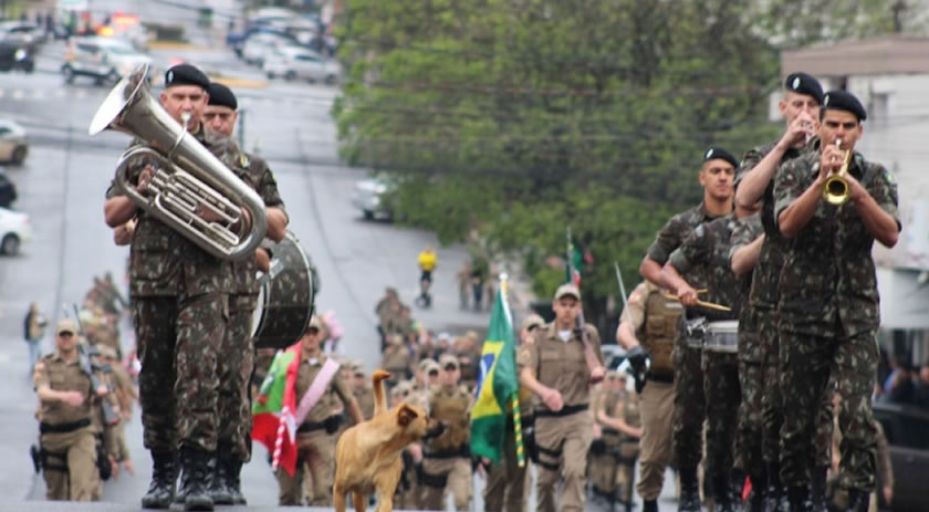 Apesar do tempo instável, público comparece  ao desfile cívico
