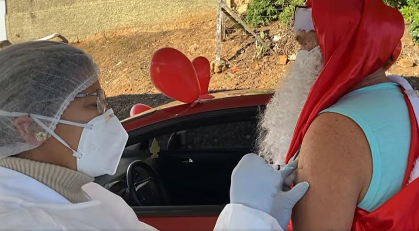 Após ter Covid-19 e perder mulher para a doença, 'Papai Noel' de SC é vacinado e distribui flores