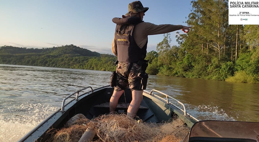 PMA realiza fiscalização e apreende 1700 metros de rede de pesca no Rio Uruguai