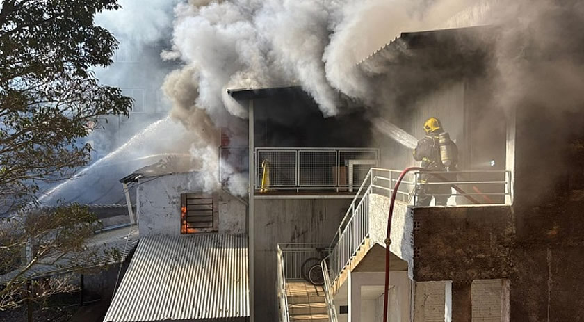 Incêndio em prédio mobiliza Bombeiros no centro