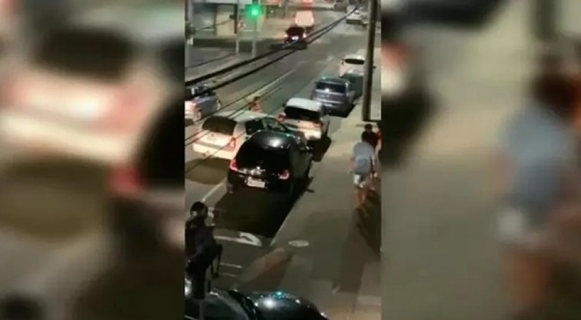 Mulher golpeia carro com madeira, agride policial e acaba presa em SC
