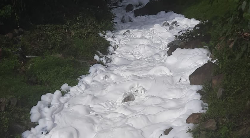 Vazamento químico causa espuma em rio após acidente na Serra Dona Francisca