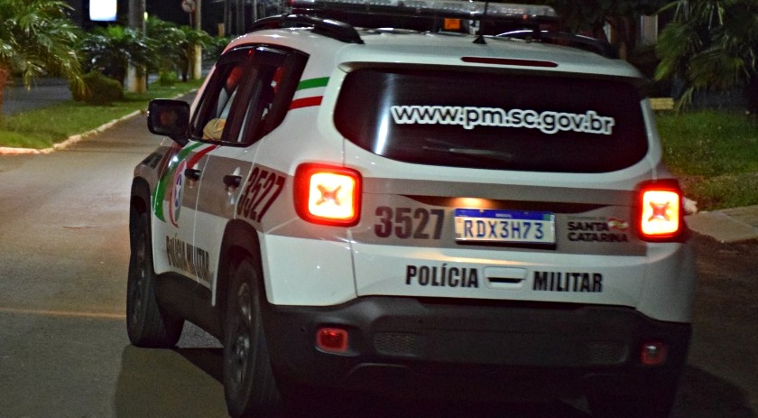 Homem é preso após ameaçar pessoas com facão e resistir à prisão