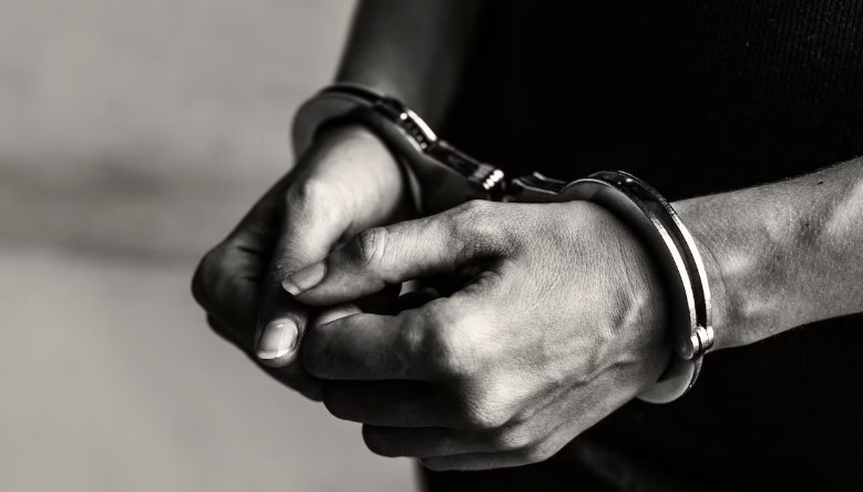 Homem é preso por descumprir medida protetiva e desacatar policiais