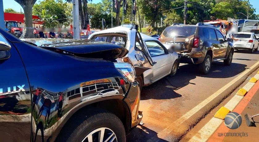 Acidente com quatro veículos deixa dois feridos no centro