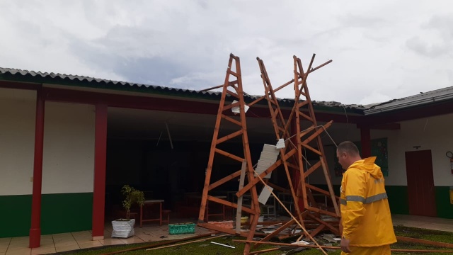 Fortes ventos e enxurrada causam estragos
