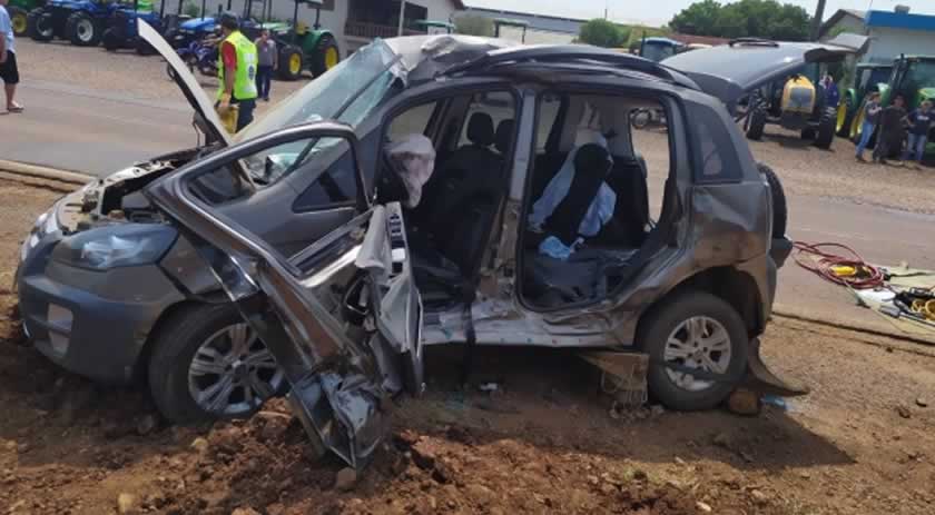 Motorista de 69 anos morre após colisão entre carro e caminhão